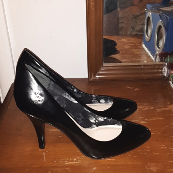 selling some black high heels - Picture 3 of 4